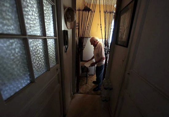 คุณปู่ฝรั่งเศสคุ้ยเศษอาหารกิน เก็บเงินไว้บินมาหาแฟนที่ไทย