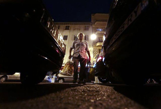 คุณปู่ฝรั่งเศสคุ้ยเศษอาหารกิน เก็บเงินไว้บินมาหาแฟนที่ไทย