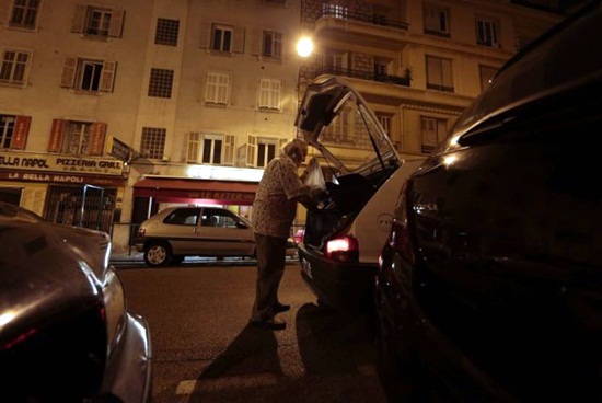 คุณปู่ฝรั่งเศสคุ้ยเศษอาหารกิน เก็บเงินไว้บินมาหาแฟนที่ไทย