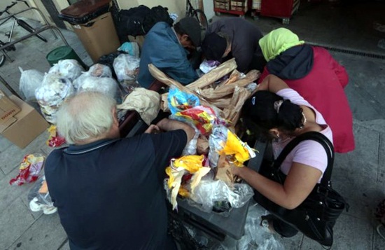 คุณปู่ฝรั่งเศสคุ้ยเศษอาหารกิน เก็บเงินไว้บินมาหาแฟนที่ไทย