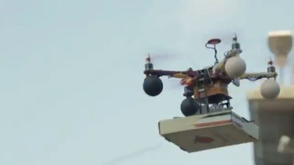  ร้านพิซซ่าอินเดียเจ๋ง ใช้โดรนส่งพิซซ่าบนตึกสูง