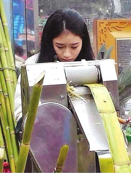 ชาวเน็ตฮือฮา ​​​นักศึกษาสาวช่วยแม่ขายน้ำอ้อยในจีน สวยสะท้านยุทธภพ