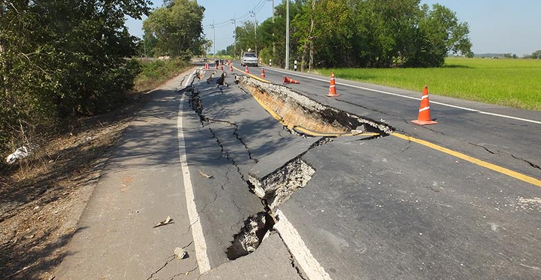 ถนนทรุด