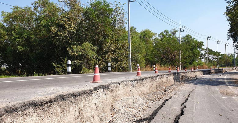 ถนนทรุด