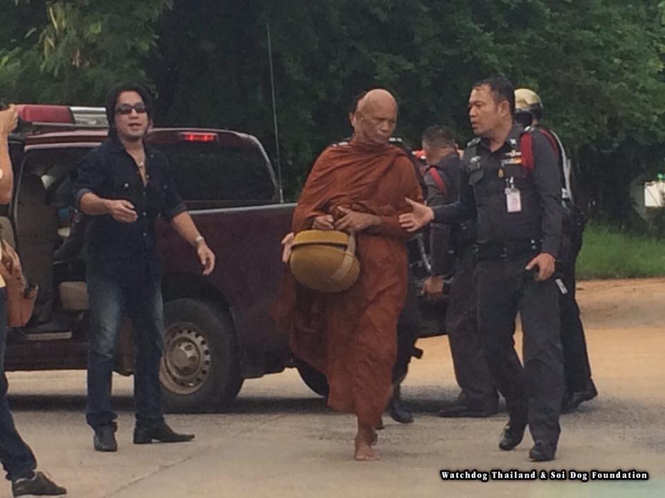 พระใช้หมาลากรถ