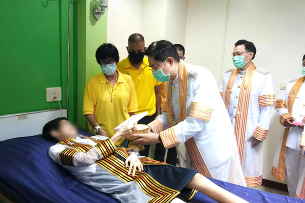 รับปริญญาบนเตียงผู้ป่วย