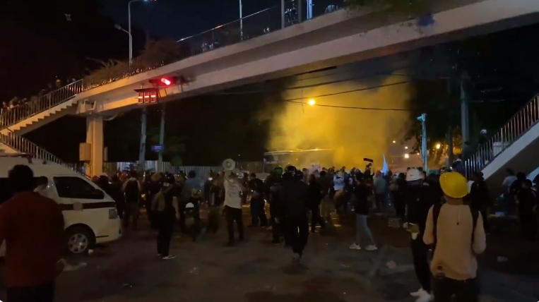 ม็อบปะทะ