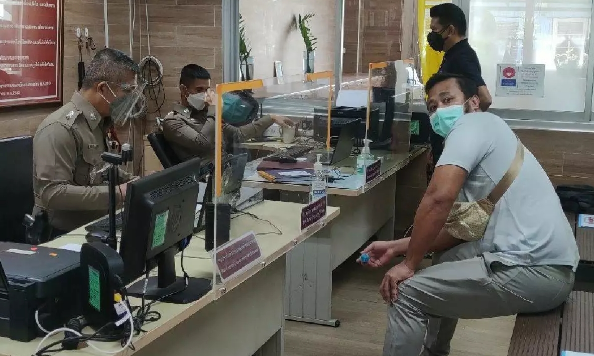 มนัส ถูกแจ้งความ