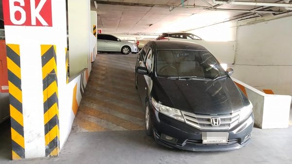 ที่จอดรถ