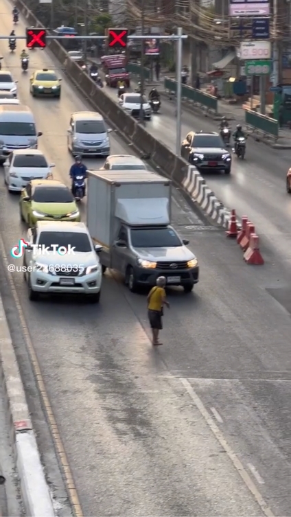 ข้ามถนน