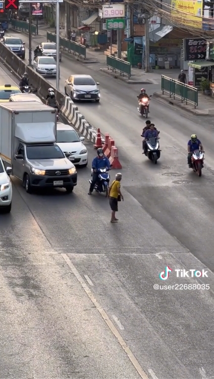 ข้ามถนน