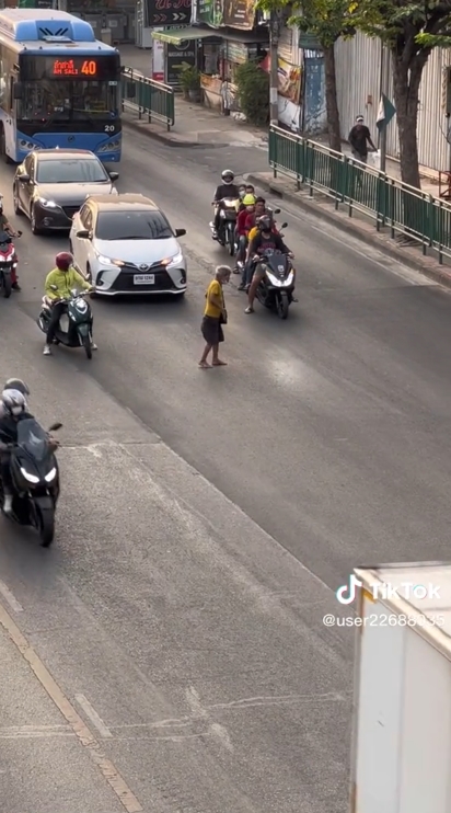 ข้ามถนน