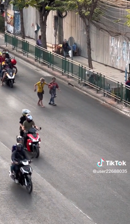 ข้ามถนน