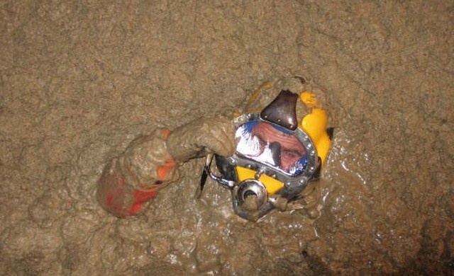 เผยภาพสุดยี้ การทำงานของนักดำสิ่งปฏิกูล 