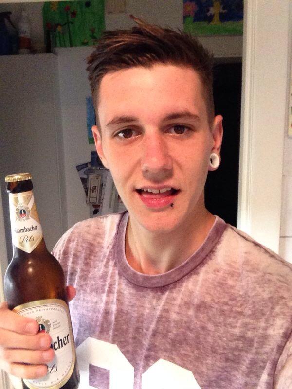 หนุ่มอังกฤษซีด เจอ 3 แฟนสาว รวมตัวมารับที่สนามบิน