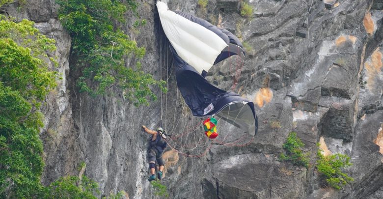 ช่วยนักท่องเที่ยวติดเขา