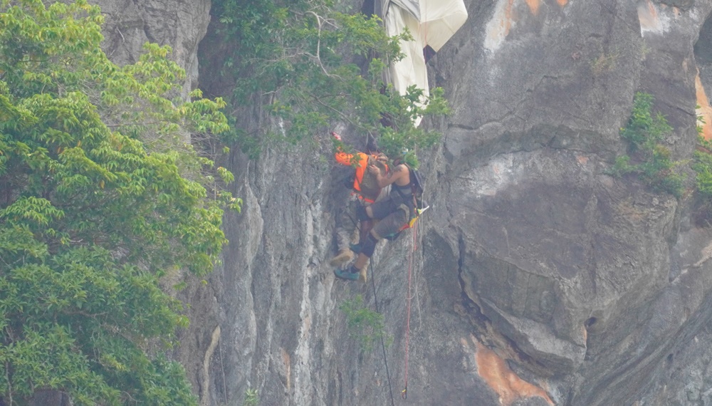 ช่วยนักท่องเที่ยวติดเขา