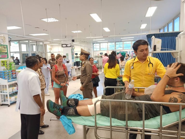 ช่วยนักท่องเที่ยวติดเขา