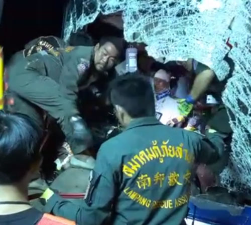 รถทัวร์ชนช้าง