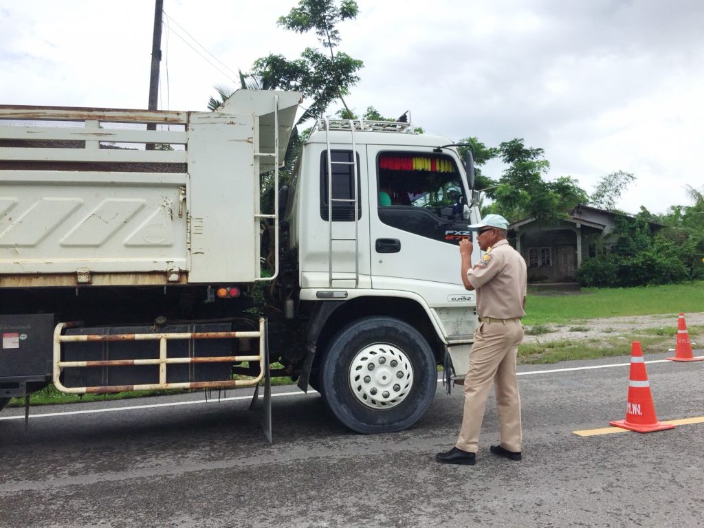 รถพ่วงหนีด่านตรวจ