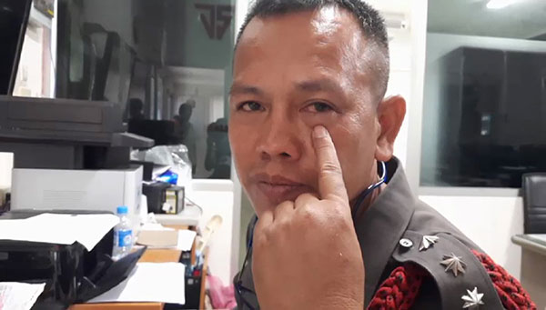 ต่อยตำรวจ