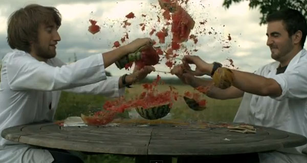 แตงโมระเบิดเป็นยังไง.. เชิญชมคลิปแบบสโลว์โมชั่น!