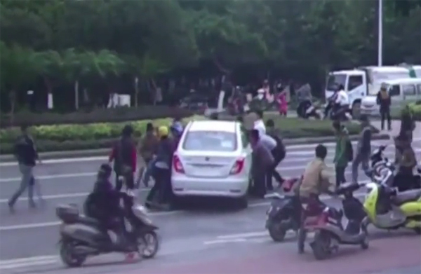 คลิปคนจีนวิ่งกรูช่วยกันยกรถเก๋ง ช่วยชีวิตเด็กสาวที่ถูกรถทับ