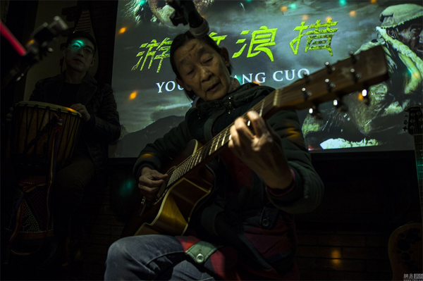 คุณยายยังเฟี้ยว หัดเล่นกีต้าร์ในวัย 70 กว่า จนได้โชว์ในผับ