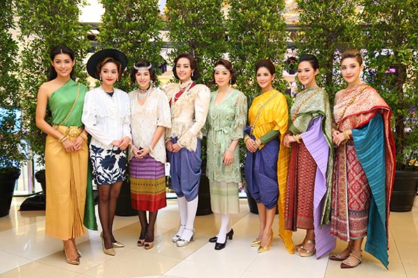 ดาราใส่ชุดไทย