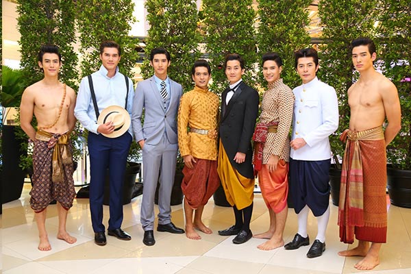 ดาราใส่ชุดไทย