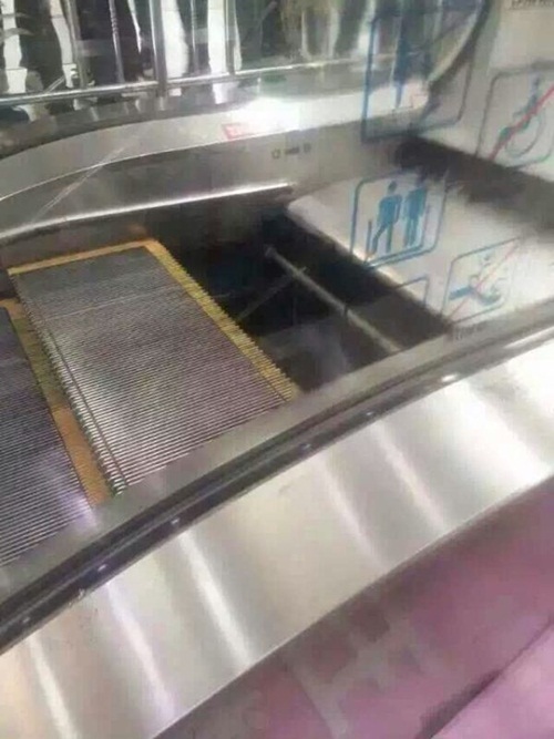 พื้นบันไดเลื่อนห้างจีนทรุด คนก้าวพ้นพอดีรอดตายหวุดหวิด