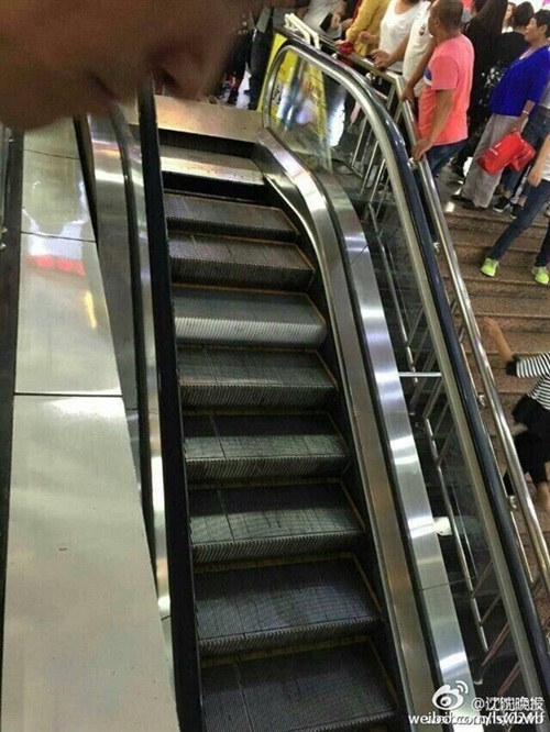 พื้นบันไดเลื่อนห้างจีนทรุด คนก้าวพ้นพอดีรอดตายหวุดหวิด