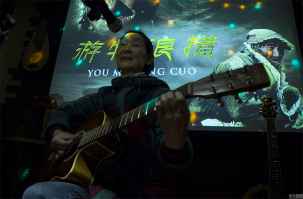 คุณยายยังเฟี้ยว หัดเล่นกีต้าร์ในวัย 70 กว่า จนได้โชว์ในผับ