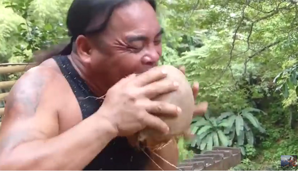 ใช้ฟันปอกมะพร้าว