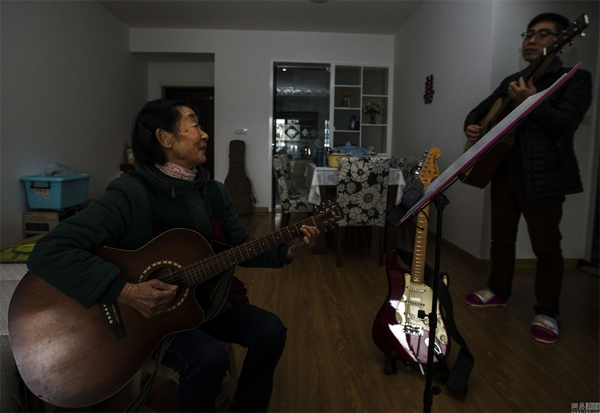 คุณยายยังเฟี้ยว หัดเล่นกีต้าร์ในวัย 70 กว่า จนได้โชว์ในผับ