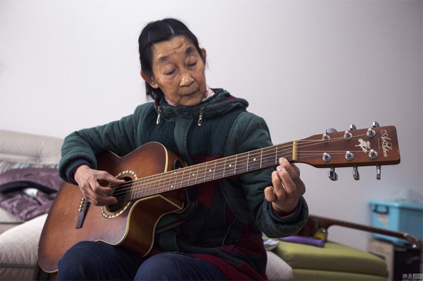 คุณยายยังเฟี้ยว หัดเล่นกีต้าร์ในวัย 70 กว่า จนได้โชว์ในผับ