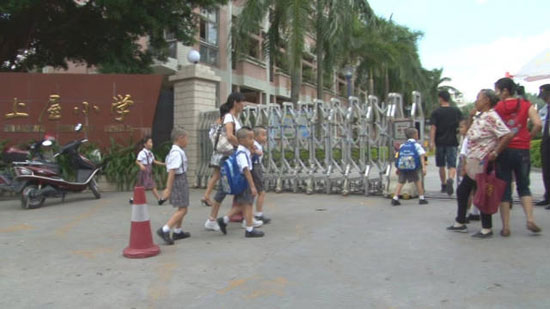 แม่จีนปิ๊งไอเดีย จับแฝด 4 โกนผมเป็นเลขให้คนแยกถูก