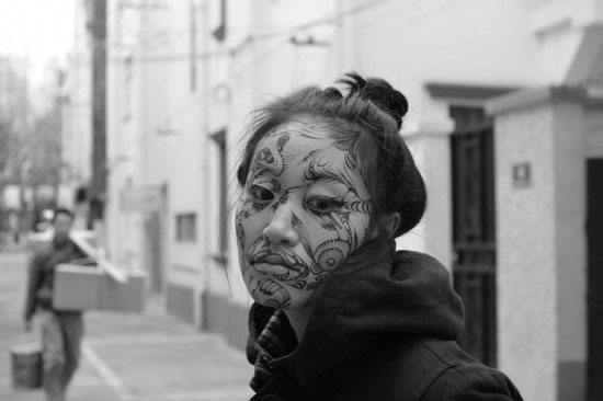 สุดอาร์ต! สาวจีนใช้หมึกสร้างลวดลายแปลกตาบนใบหน้า