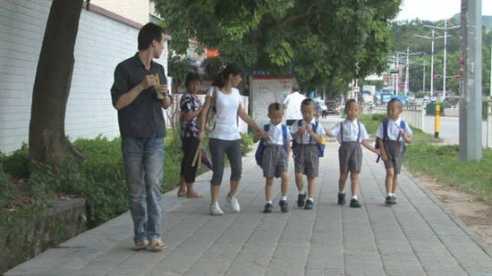 แม่จีนปิ๊งไอเดีย จับแฝด 4 โกนผมเป็นเลขให้คนแยกถูก