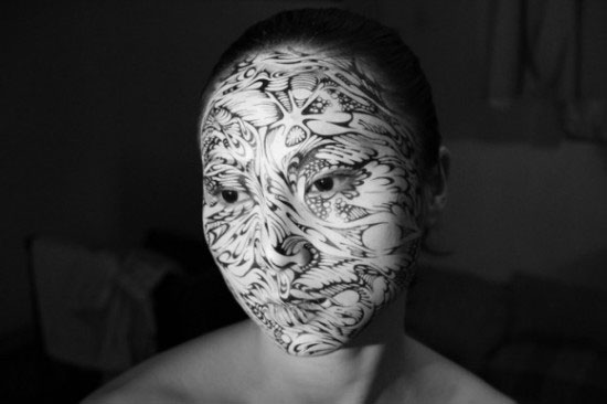 สุดอาร์ต! สาวจีนใช้หมึกสร้างลวดลายแปลกตาบนใบหน้า