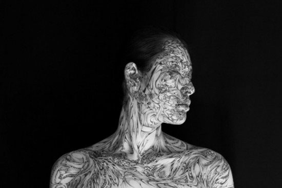 สุดอาร์ต! สาวจีนใช้หมึกสร้างลวดลายแปลกตาบนใบหน้า