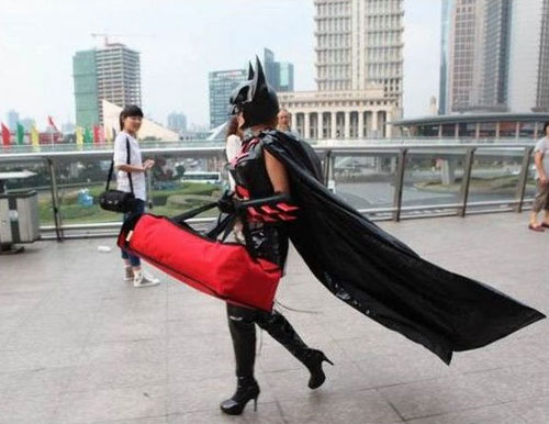 เริ่ดป่ะล่ะ! แคทวูแมนจีน ขับ BMW ส่งพิซซ่าทั่วเซี่ยงไฮ้