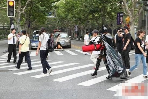 เริ่ดป่ะล่ะ! แคทวูแมนจีน ขับ BMW ส่งพิซซ่าทั่วเซี่ยงไฮ้