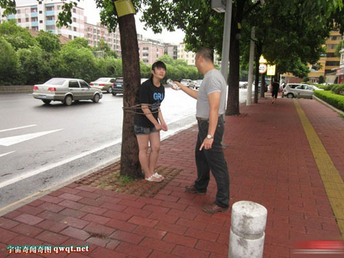 โมโหจัด! พี่ชายทะเลาะน้องสาว จับมัดติดต้นไม้