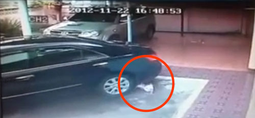 อุทาหรณ์! ถอยรถในบ้านทับเด็กน้อย โชคดีรอดตายปาฏิหาริย์
