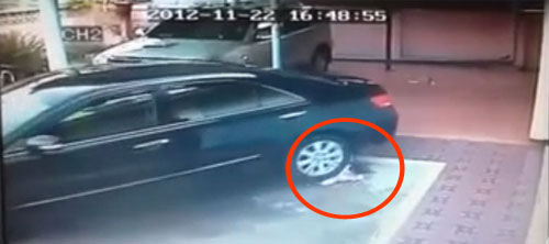 อุทาหรณ์! ถอยรถในบ้านทับเด็กน้อย โชคดีรอดตายปาฏิหาริย์