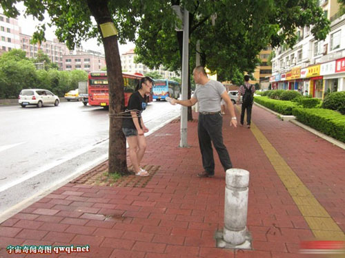 โมโหจัด! พี่ชายทะเลาะน้องสาว จับมัดติดต้นไม้