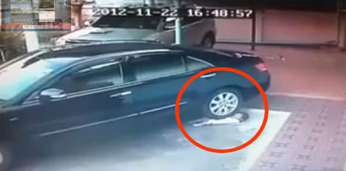 อุทาหรณ์! ถอยรถในบ้านทับเด็กน้อย โชคดีรอดตายปาฏิหาริย์