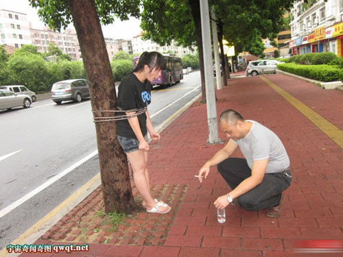 โมโหจัด! พี่ชายทะเลาะน้องสาว จับมัดติดต้นไม้