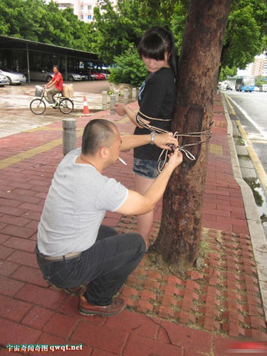 โมโหจัด! พี่ชายทะเลาะน้องสาว จับมัดติดต้นไม้
